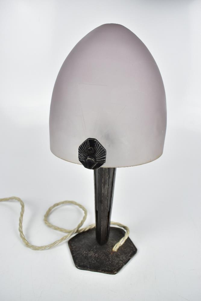A reproduction Art Deco style table lamp with frosted glass shade featuring etched geometric detail, - Image 3 of 5