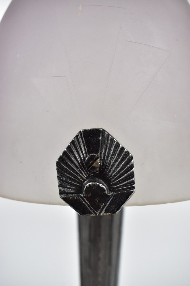 A reproduction Art Deco style table lamp with frosted glass shade featuring etched geometric detail, - Image 5 of 5