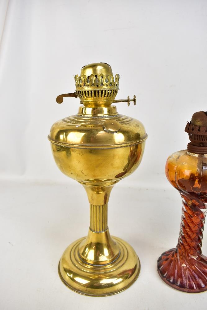 Four vintage oil lamps, one with green glass reservoir, one all brass and one with amber tinted - Image 2 of 5