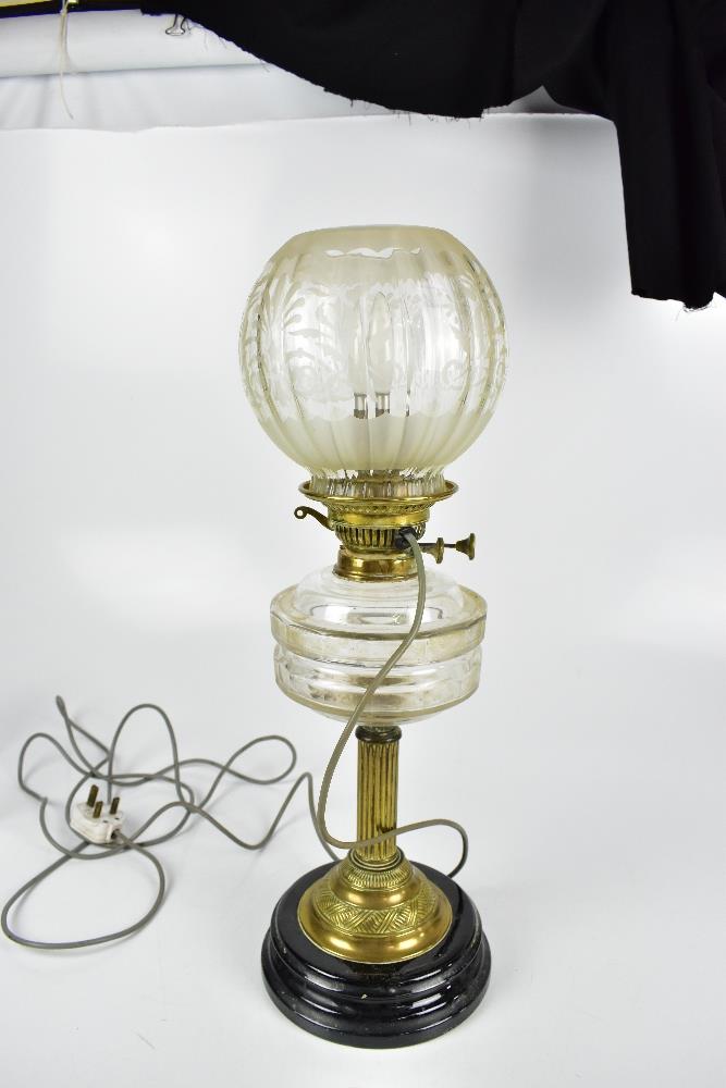 A late 19th century oil lamp with clear glass reservoir and frosted glass shade, height 56cm ( - Image 3 of 5