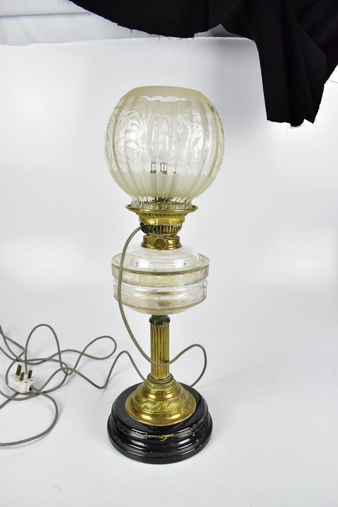 A late 19th century oil lamp with clear glass reservoir and frosted glass shade, height 56cm ( - Image 4 of 5