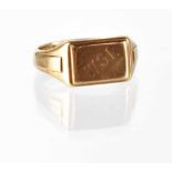 A gentlemen's hallmarked 9ct gold signet ring inscribed with initials 'W.S.I', size O, approx 5g.