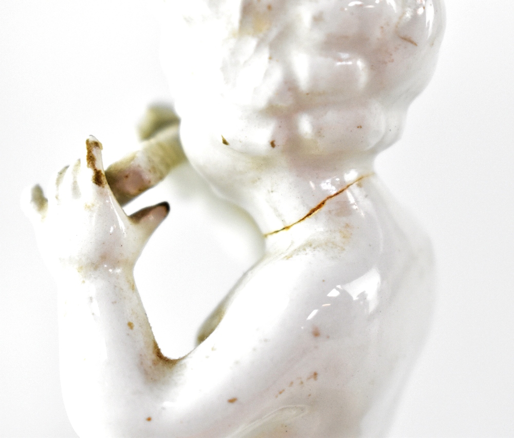 A pair of white glazed gilt-heightened cherubic candlesticks, - Bild 2 aus 4