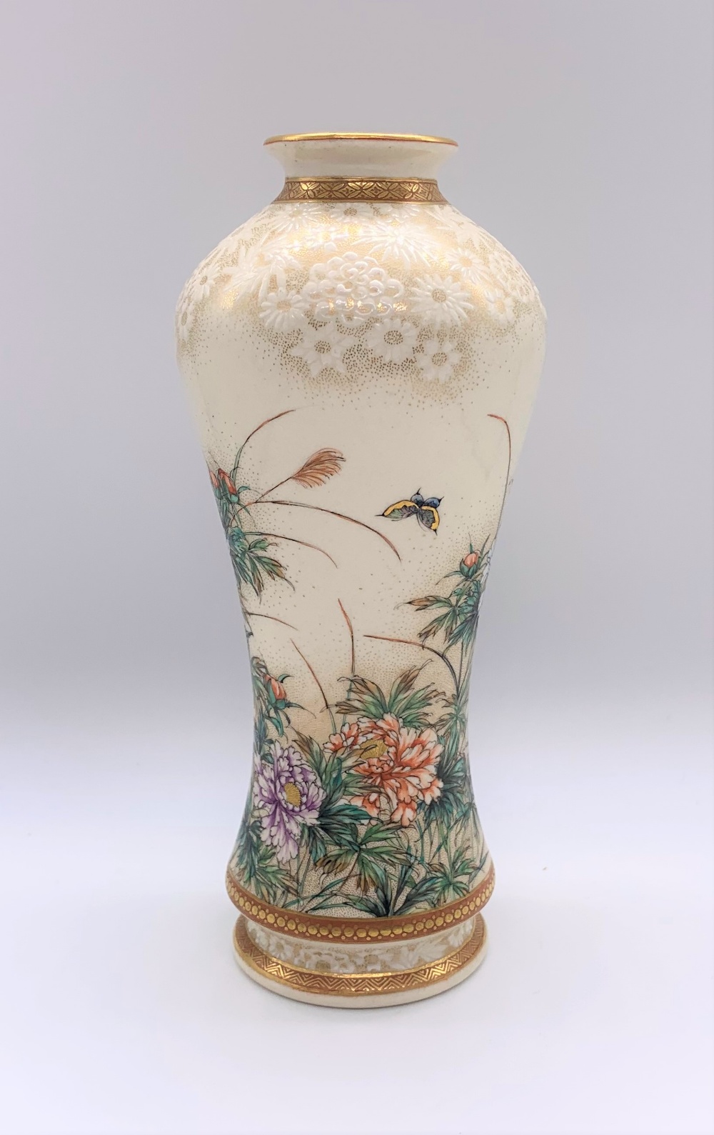 KINKOZAN; a good Japanese Meiji period Satsuma vase of waisted form decorated with butterflies - Bild 4 aus 7