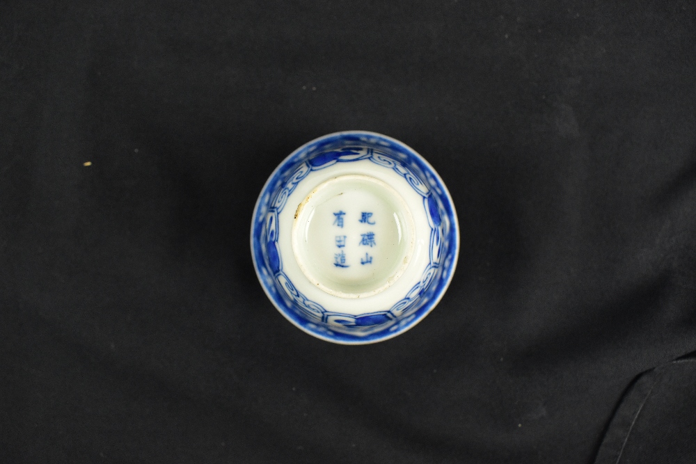 A Chinese blue and white tapering cup decorated with panels of floral sprays and painted six - Bild 3 aus 3