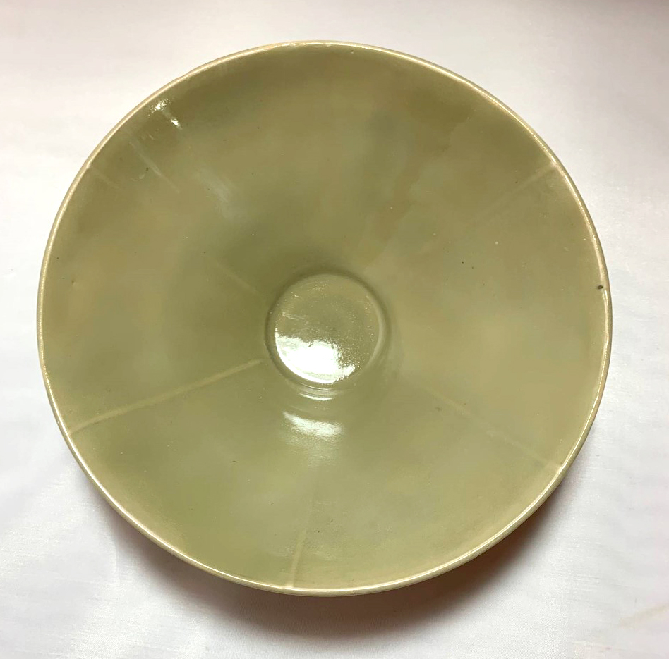 A Chinese Northern Song Period (11th-12th century) Yaozhou celadon glazed stoneware bowl  with - Image 7 of 10