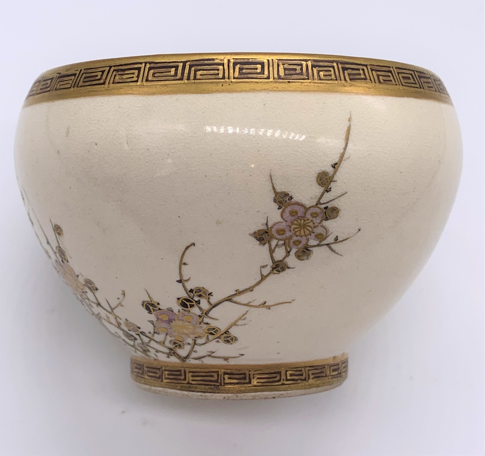 A Japanese Meiji period Satsuma bowl with twin Greek key borders and cream ground body decorated - Bild 5 aus 6