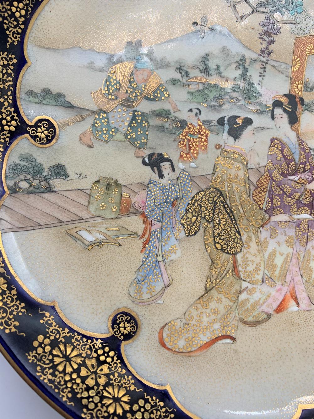 A Japanese Meiji period Satsuma plate with cobalt blue border and central panel of figures with - Bild 3 aus 6