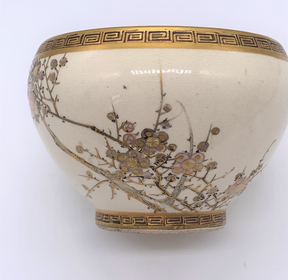 A Japanese Meiji period Satsuma bowl with twin Greek key borders and cream ground body decorated - Bild 2 aus 6