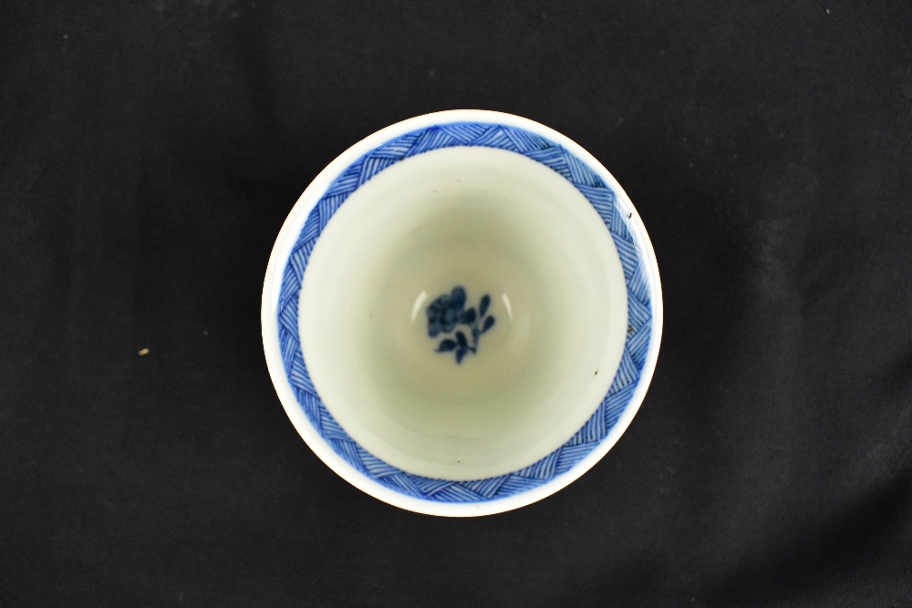 A Chinese blue and white tapering cup decorated with panels of floral sprays and painted six - Bild 2 aus 3