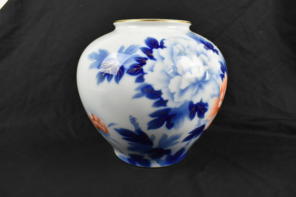 FUKAGAWA; a Japanese Arita porcelain vase with transferred and gilt heightened floral decoration, - Bild 2 aus 4