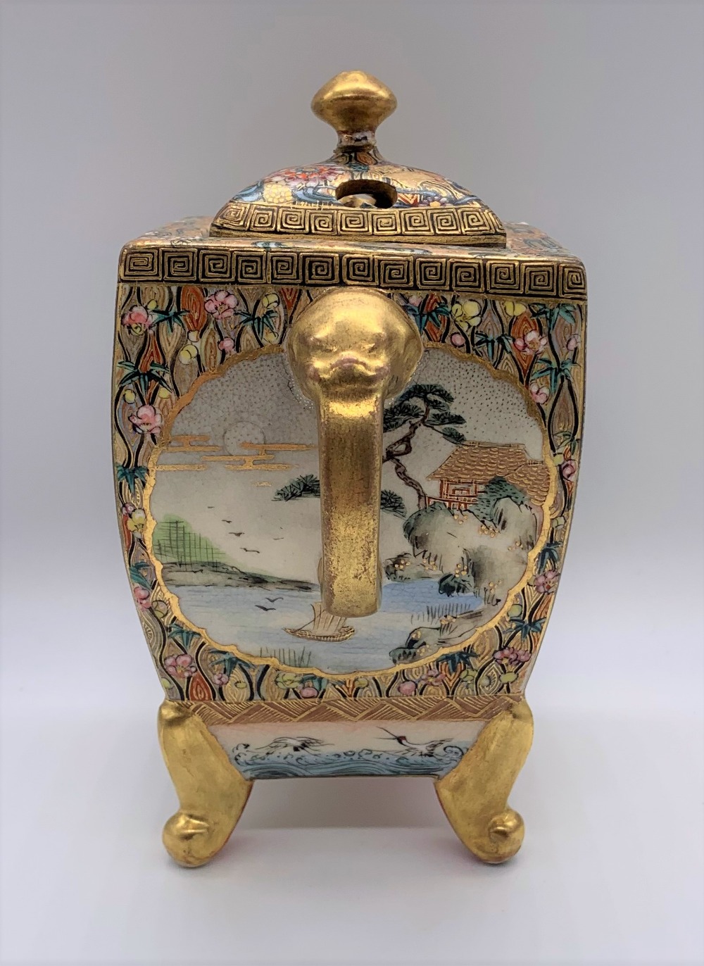 A Japanese Meiji period Satsuma koro of rectangular form with pierced cover above twin elephant - Bild 2 aus 10