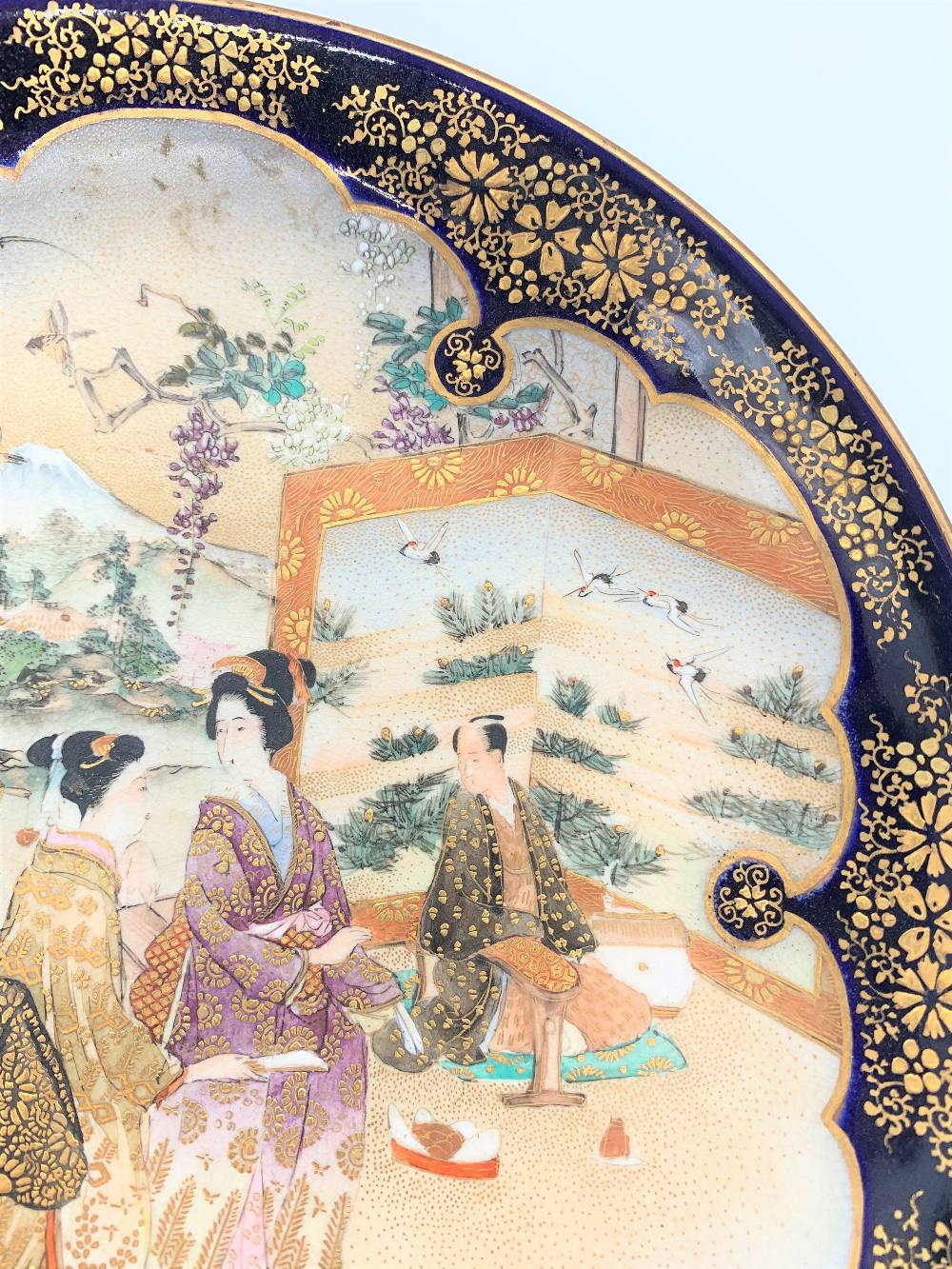 A Japanese Meiji period Satsuma plate with cobalt blue border and central panel of figures with - Bild 2 aus 6