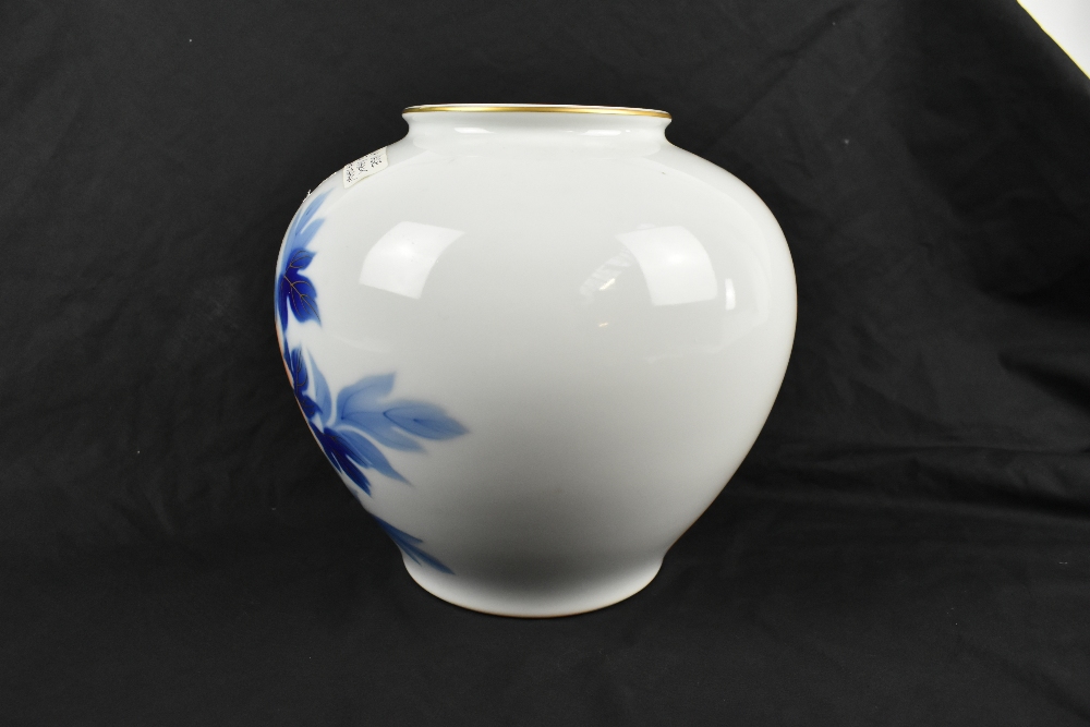 FUKAGAWA; a Japanese Arita porcelain vase with transferred and gilt heightened floral decoration, - Bild 3 aus 4