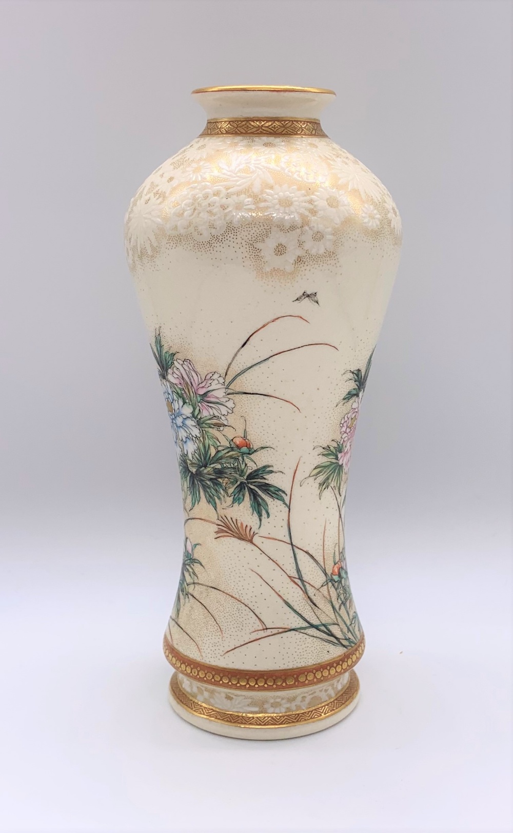 KINKOZAN; a good Japanese Meiji period Satsuma vase of waisted form decorated with butterflies - Bild 2 aus 7