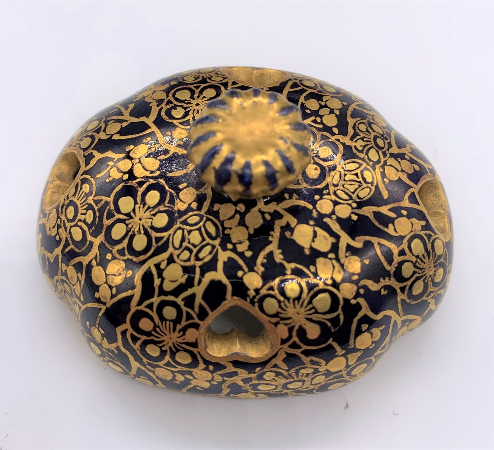 A Japanese Meiji period Satsuma koro of rounded rectangular form, the pierced cover above twin - Bild 5 aus 10