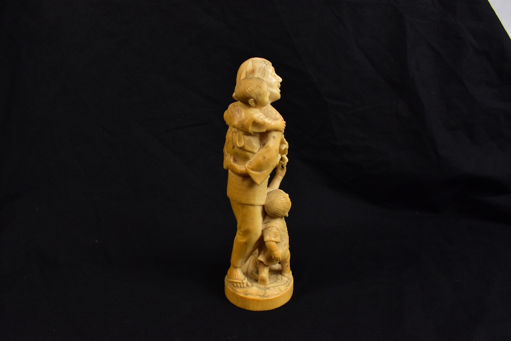 TOKYO SCHOOL; a good Japanese Meiji period carved ivory okimono modelled as a man holding a crab - Image 4 of 5