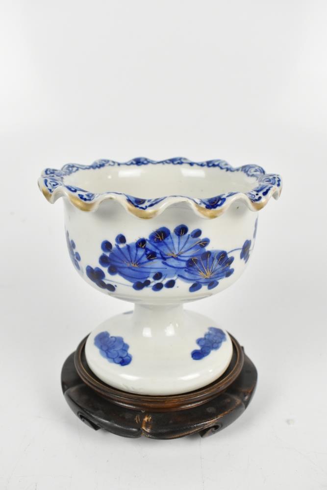 A Japanese porcelain pedestal bowl painted in underglaze blue with floral detail to interior and - Bild 2 aus 5