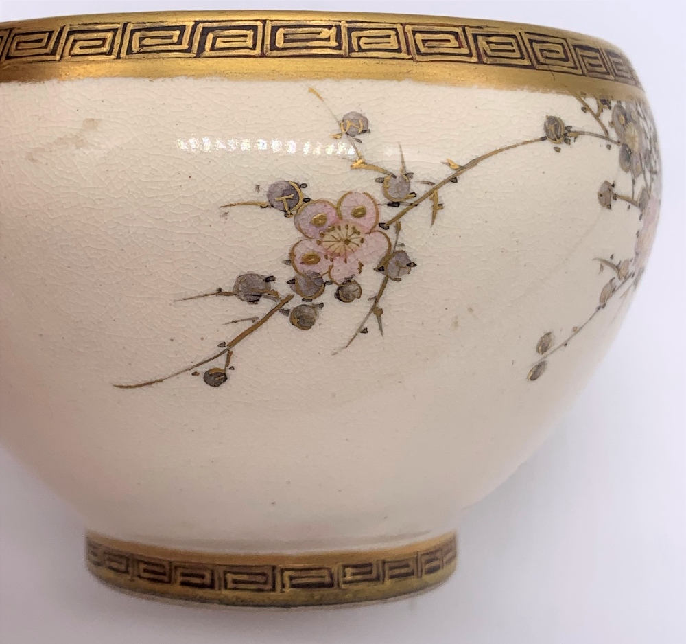 A Japanese Meiji period Satsuma bowl with twin Greek key borders and cream ground body decorated - Bild 3 aus 6