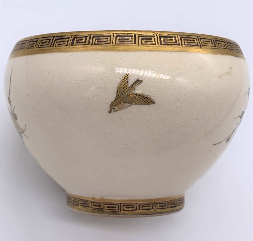 A Japanese Meiji period Satsuma bowl with twin Greek key borders and cream ground body decorated - Bild 4 aus 6