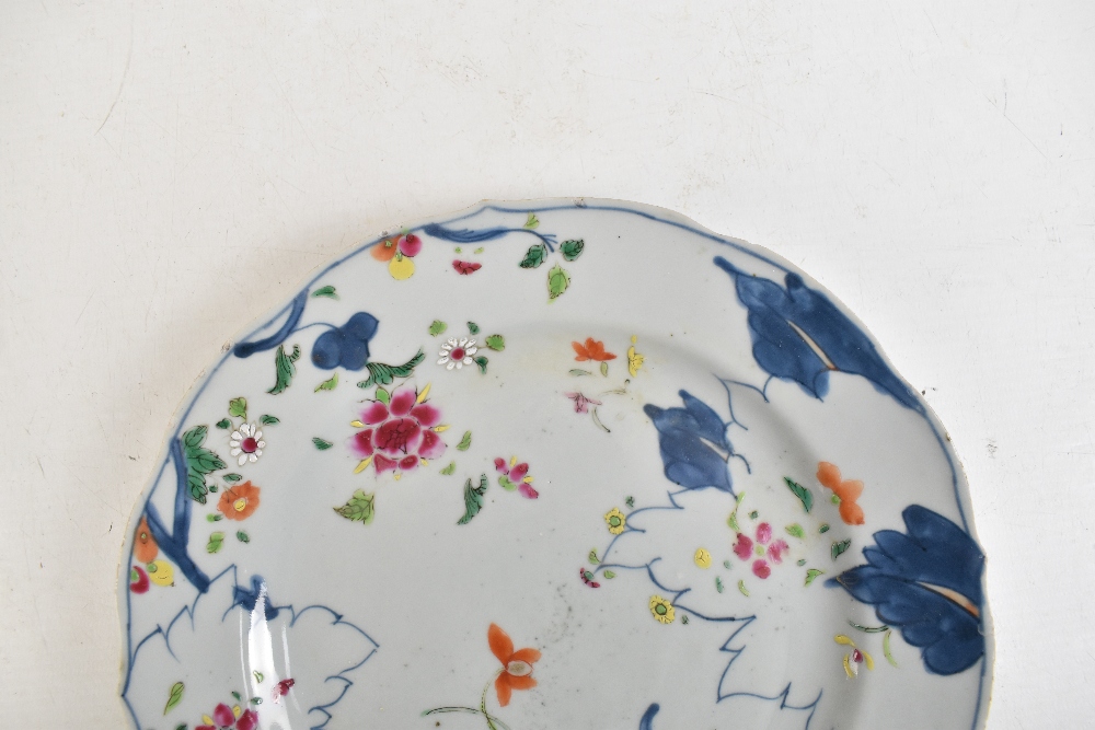 An 18th century Chinese porcelain unfinished Tobacco Leaf pattern plate with enamelled detail and - Image 2 of 4