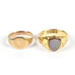 An 18ct yellow gold gentleman's signet ring with inset chalcedony shield panel, size N ½, together