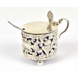 WAKELY & WHEELER; an Edward VII hallmarked silver mustard pot with scallop moulded thumb piece and