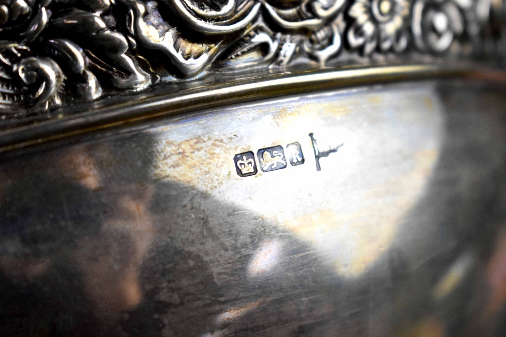 An Edward VII hallmarked silver footed rose bowl with repoussé rose and foliate decoration, - Bild 2 aus 2