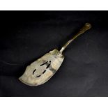 A George III hallmarked silver fish slice, L.F., Glasgow 1819, length 31cm, approx 4.2ozt (af).