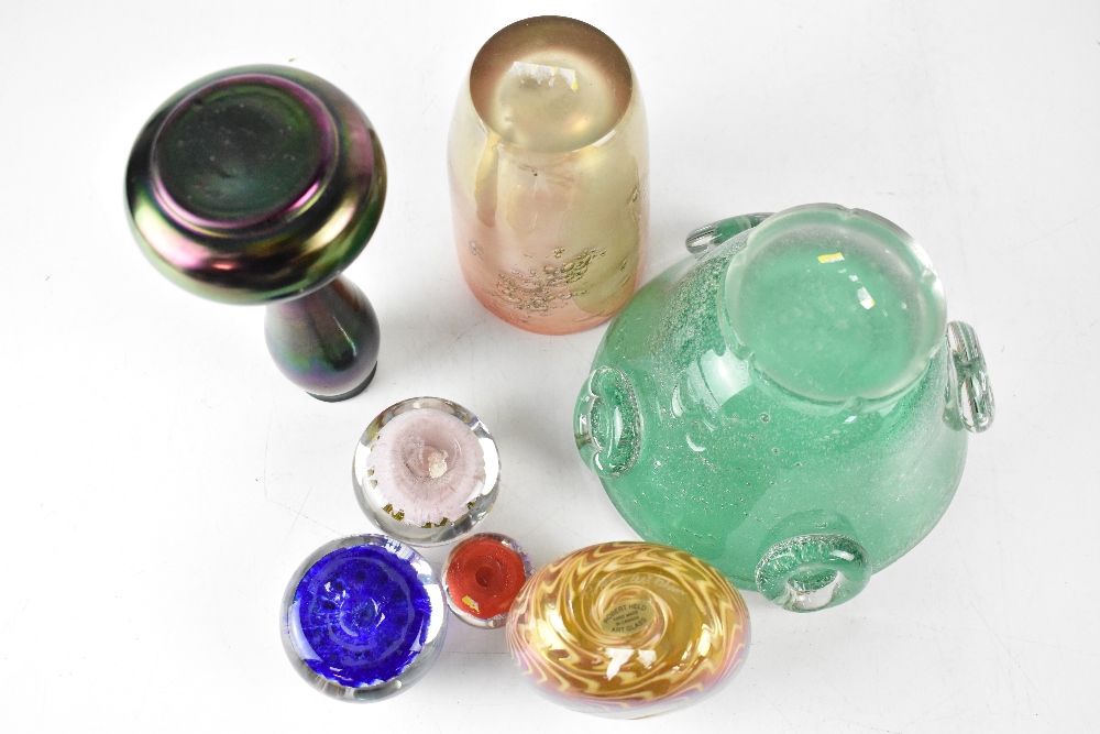 Four pieces of vintage art glass to include Canadian Glass and Robert Held peacock swirl short vase - Image 2 of 2