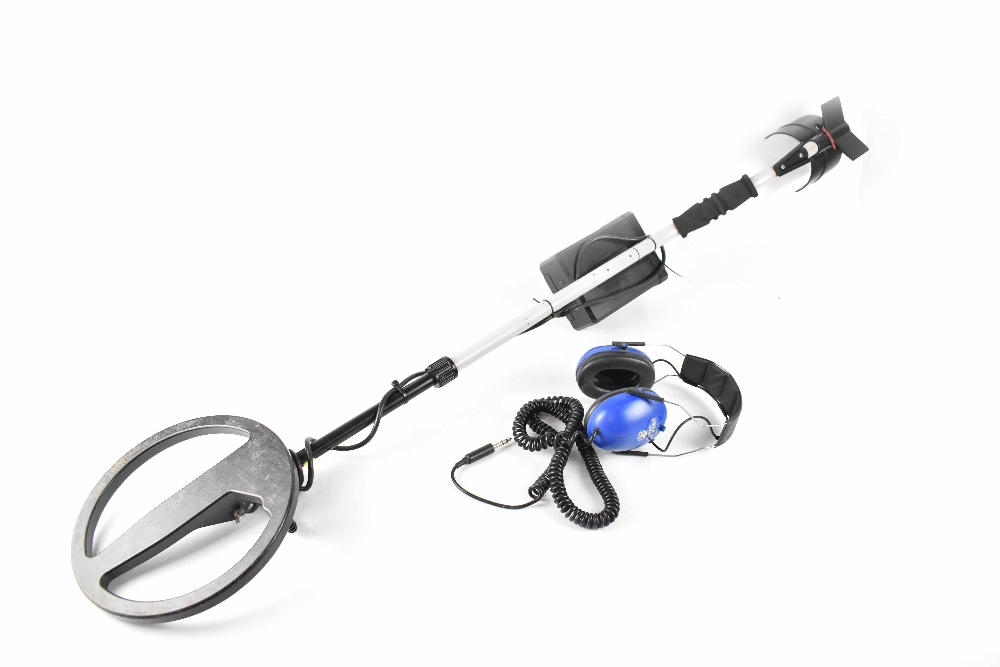 A Minelab 'Sovereign Extra Sensitive, BBS 1000' professional metal detector, 10-inch ring (26cm),