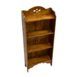 A small Arts & Crafts oak freestanding bookshelf, width 41cm, height 94.5cm.