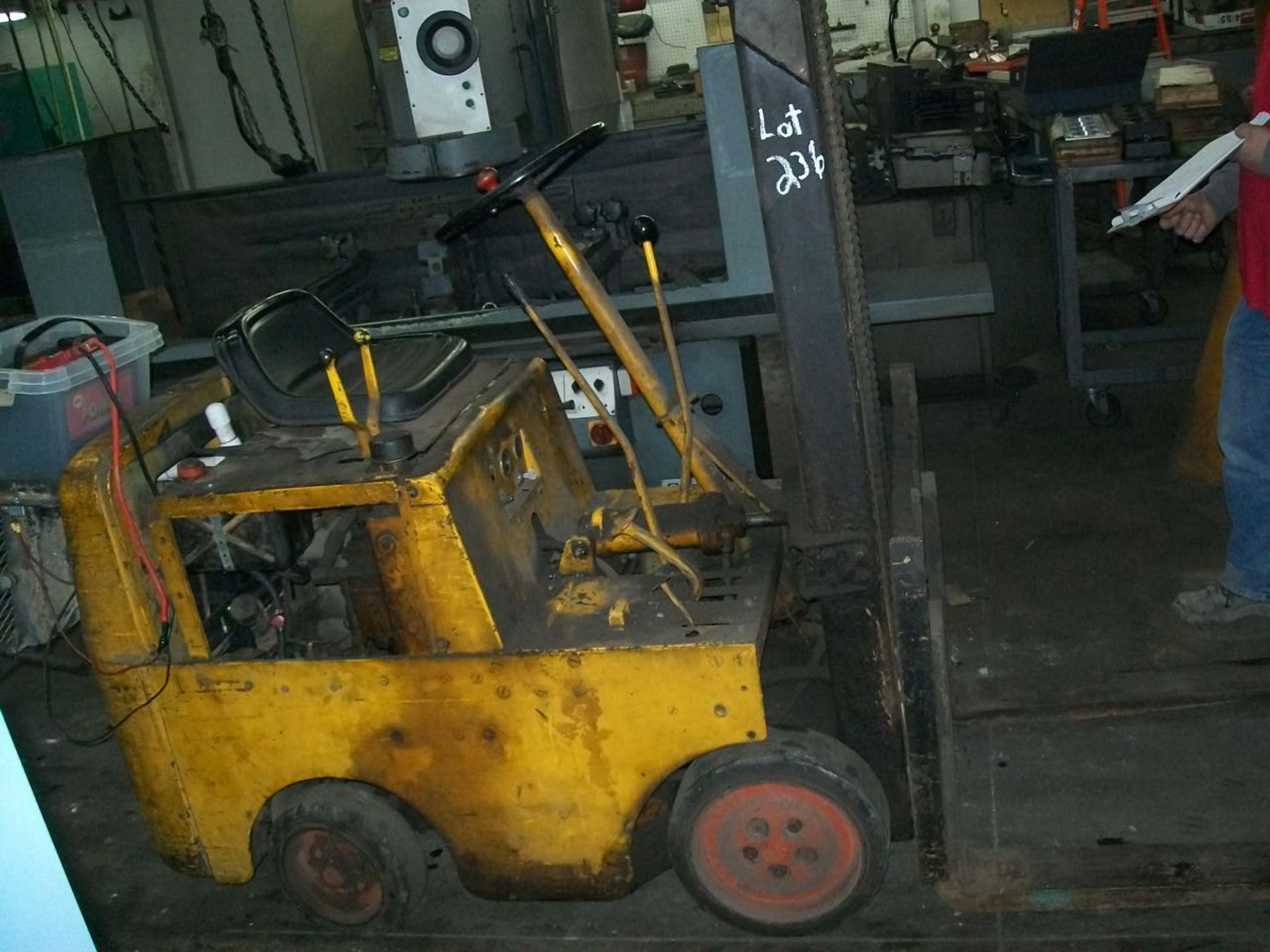 CLARK FORKLIFT, GAS, RUNS