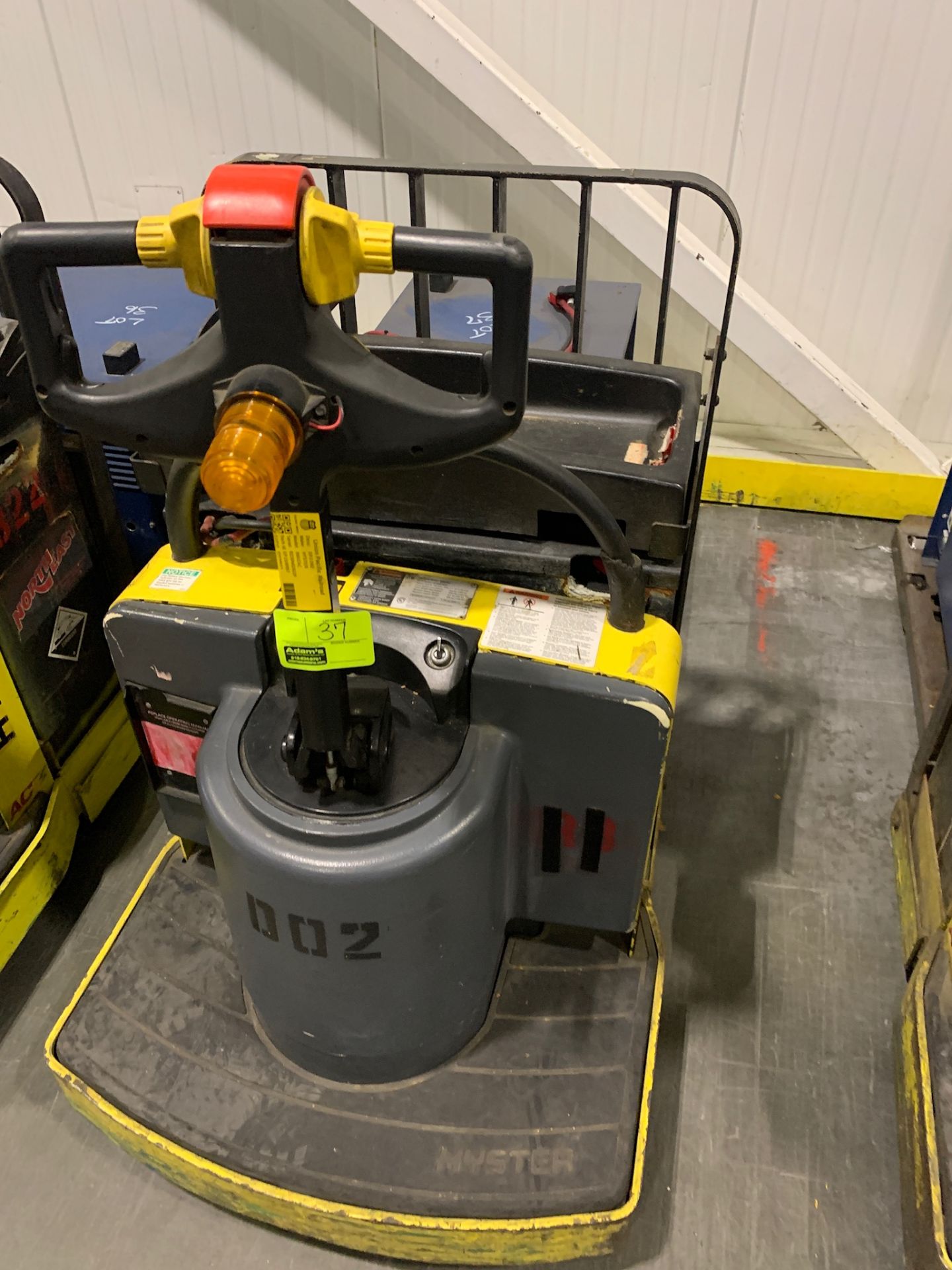Hyster pallet jack with batter and charger; 4804 HOURS
