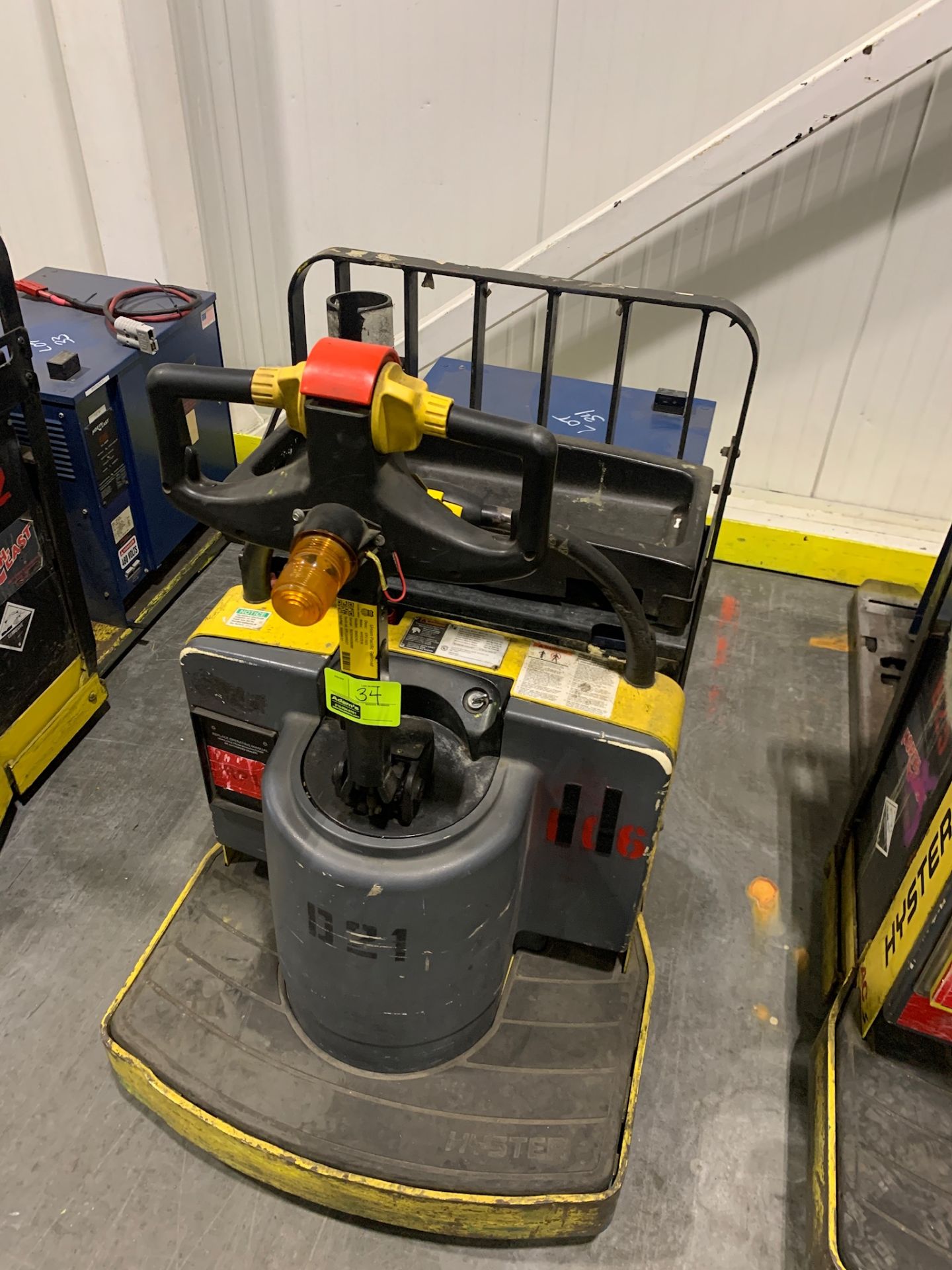 Hyster pallet jack with batter and charger; 8032 HOURS