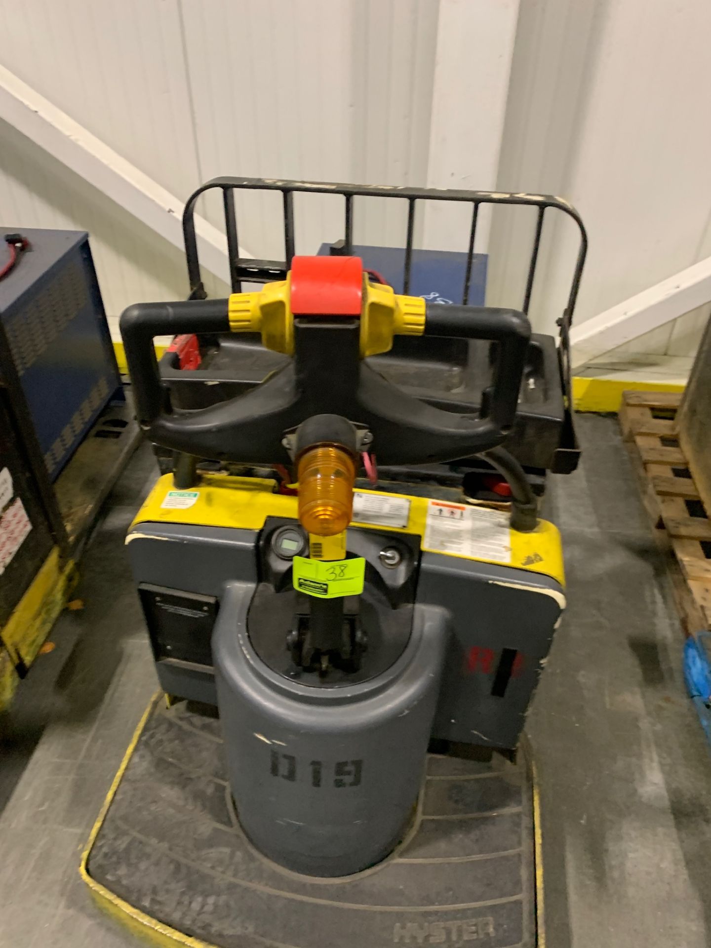 Hyster pallet jack with batter and charger; 7696 HOURS