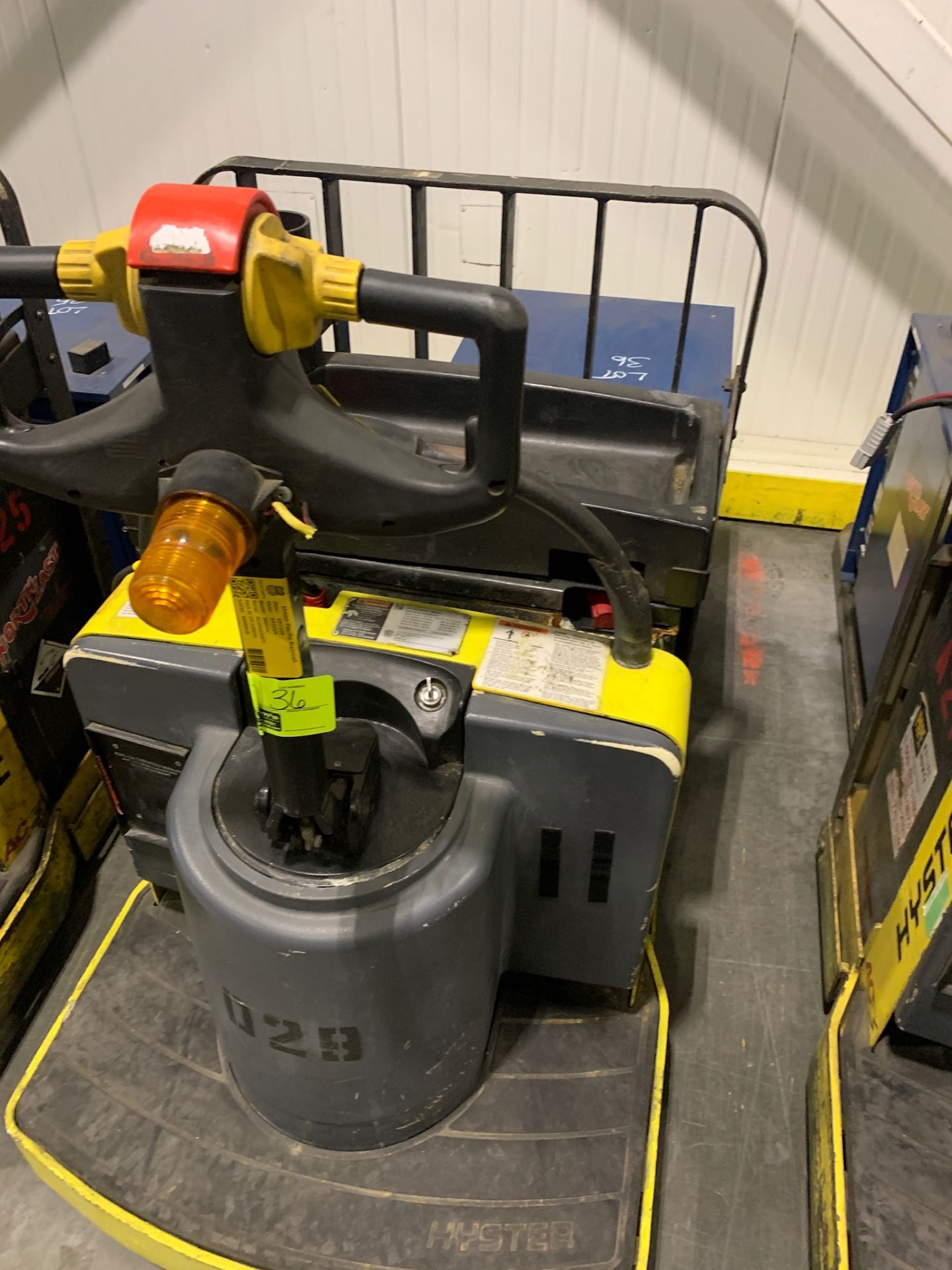 Hyster pallet jack with batter and charger; 7369 HOURS