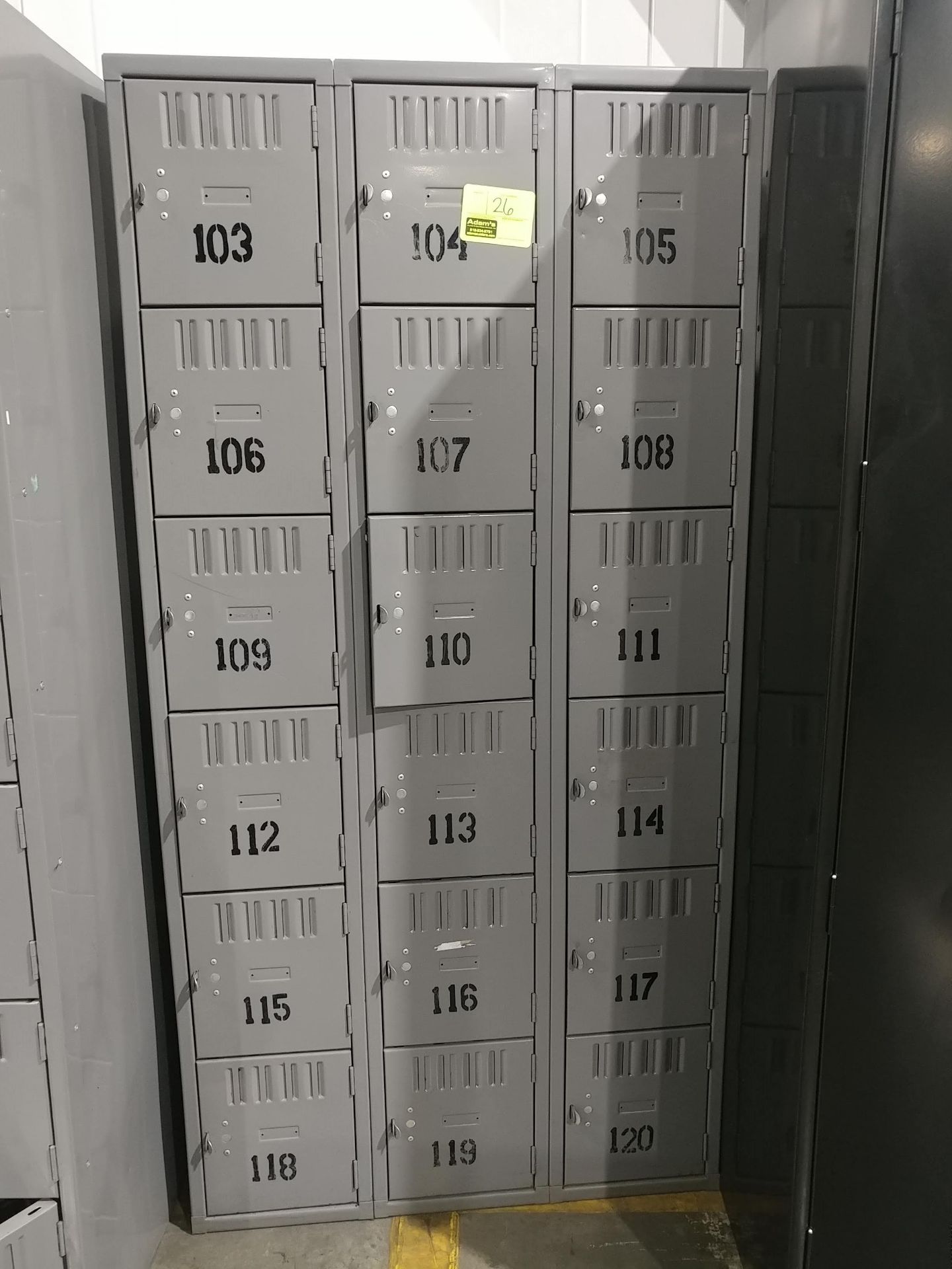 18 unit locker set