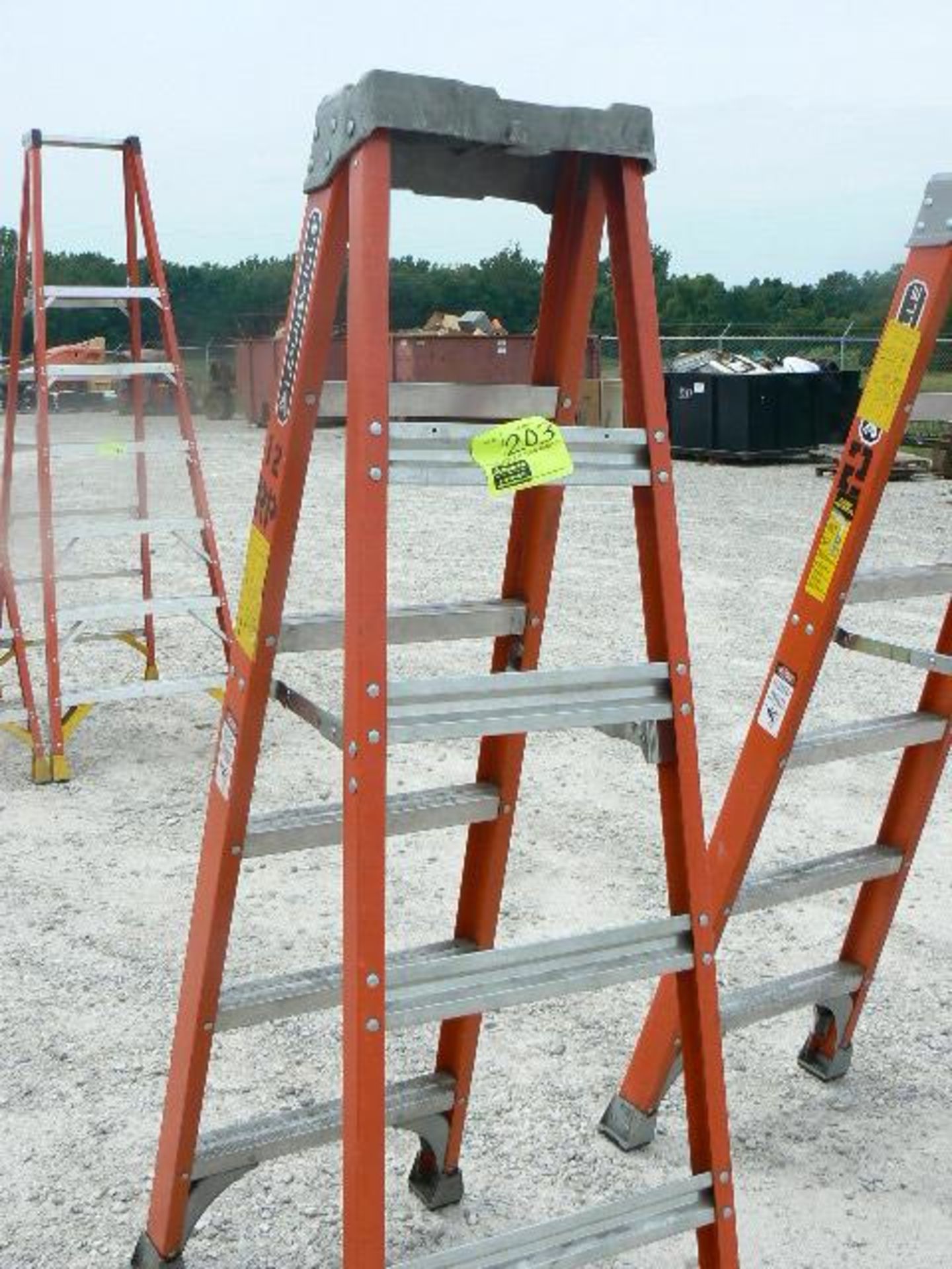 LOUISVILLE 6-FOOT FIBERGLASS STEPLADDER