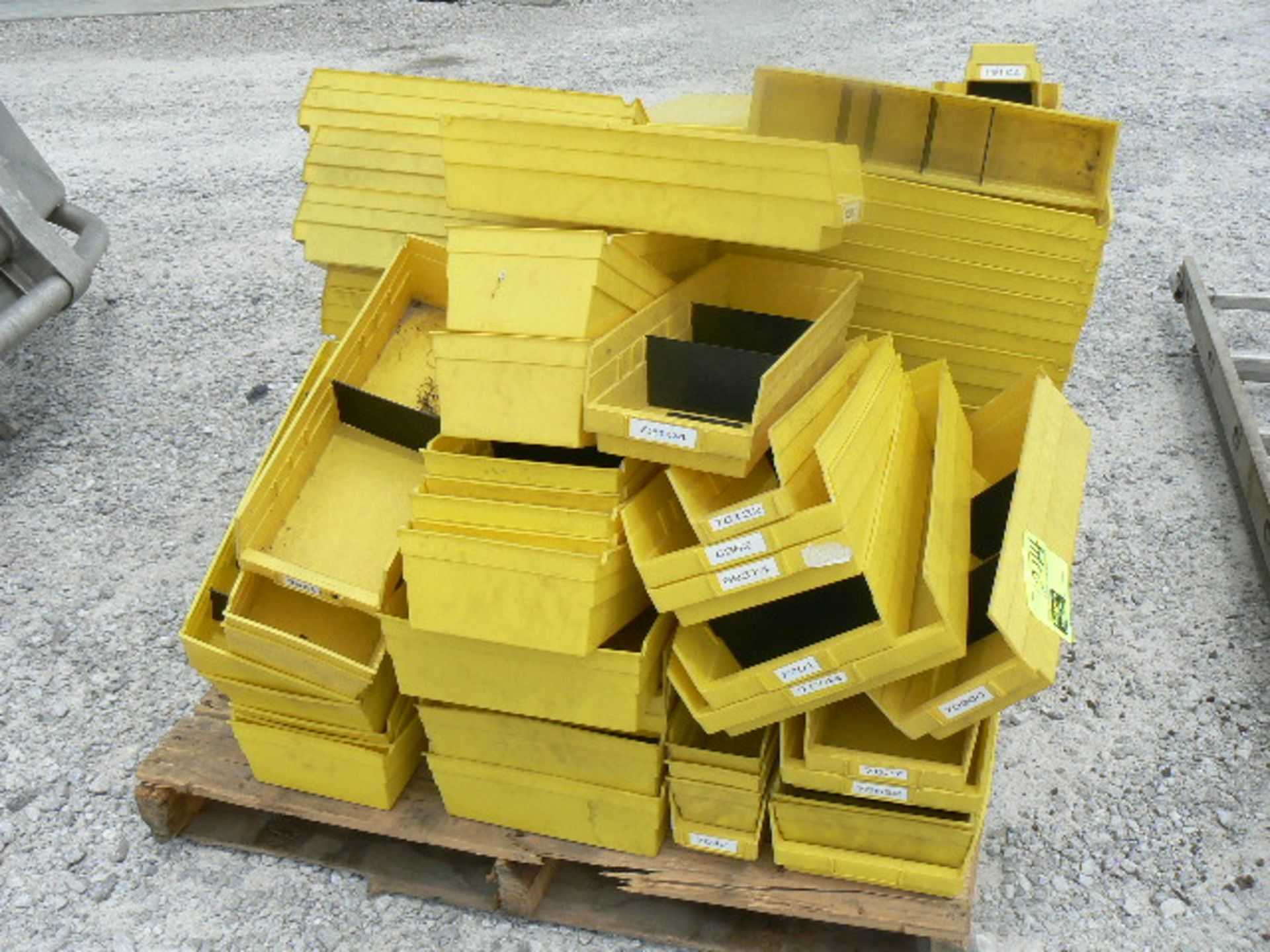 PALLET WITH YELLOW PLASTIC PARTS BINS (PALLET NOT INCLUDED)