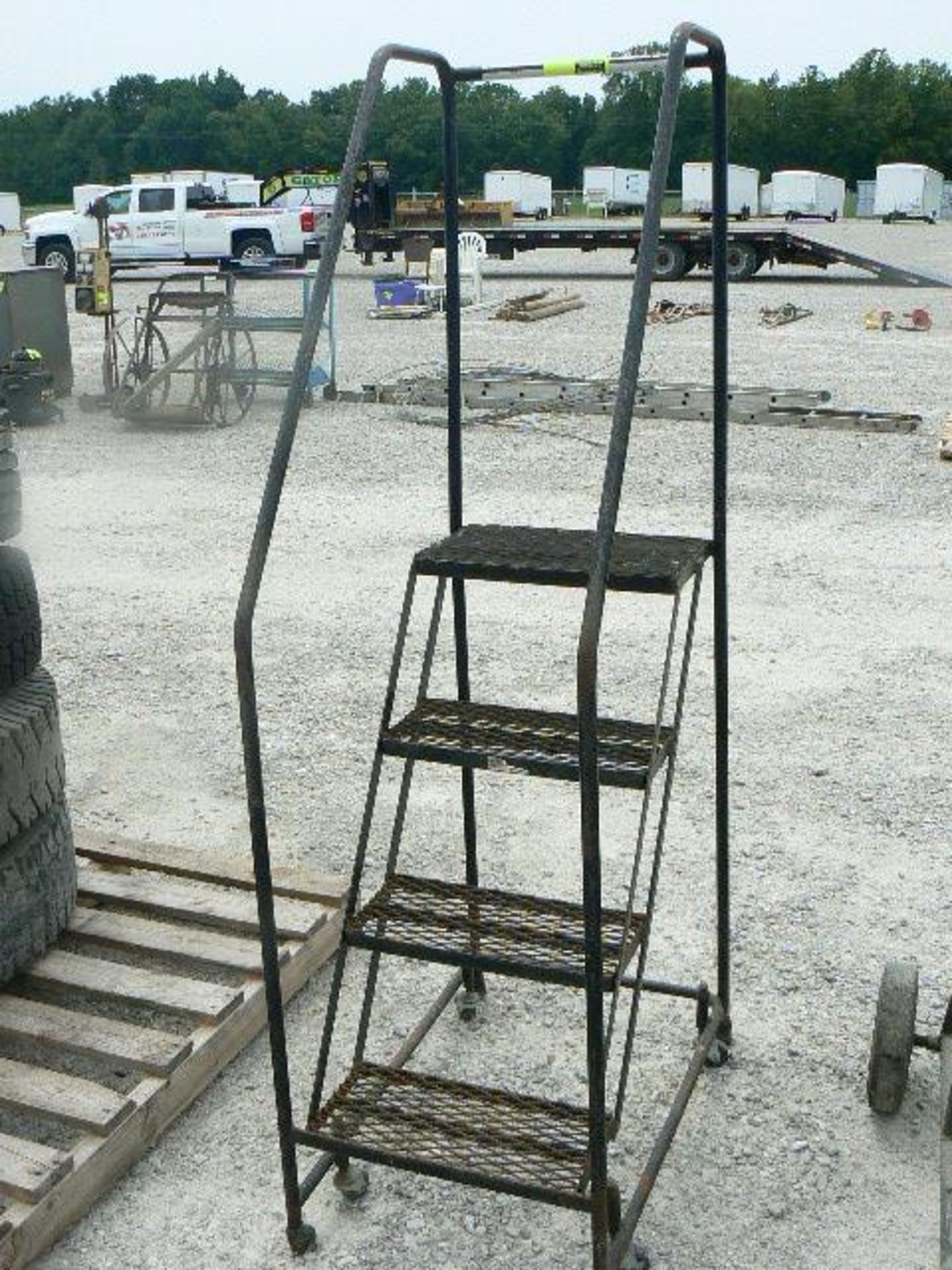 4-STEP WAREHOUSE LADDER ON CASTERS