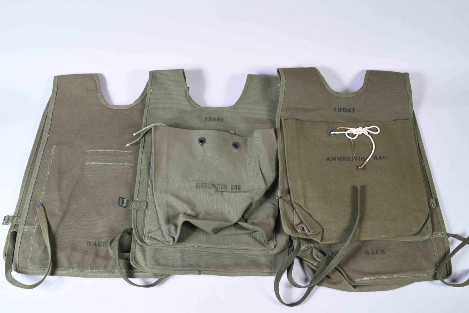 USA- Trois chasubles porte-munitions Ammunition Bag M2 en toile OD7. 2eme G.M. B.E