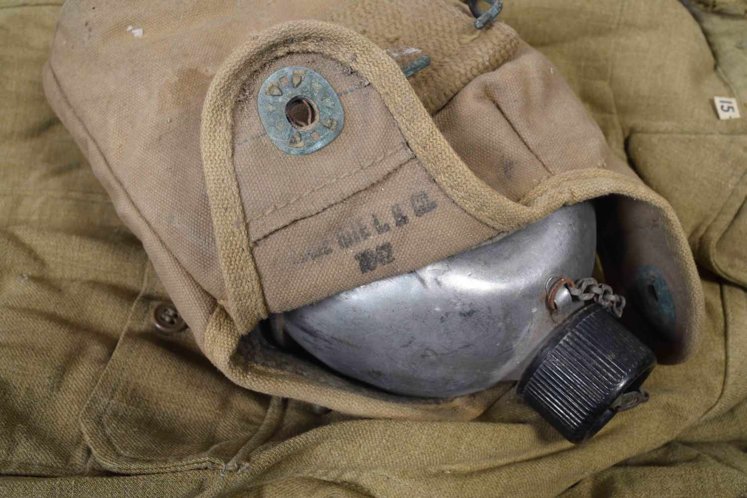 US- Lot comprenant une veste en toile HBT portant dans le dos le marquage de prisonnier de guerre - Image 2 of 2
