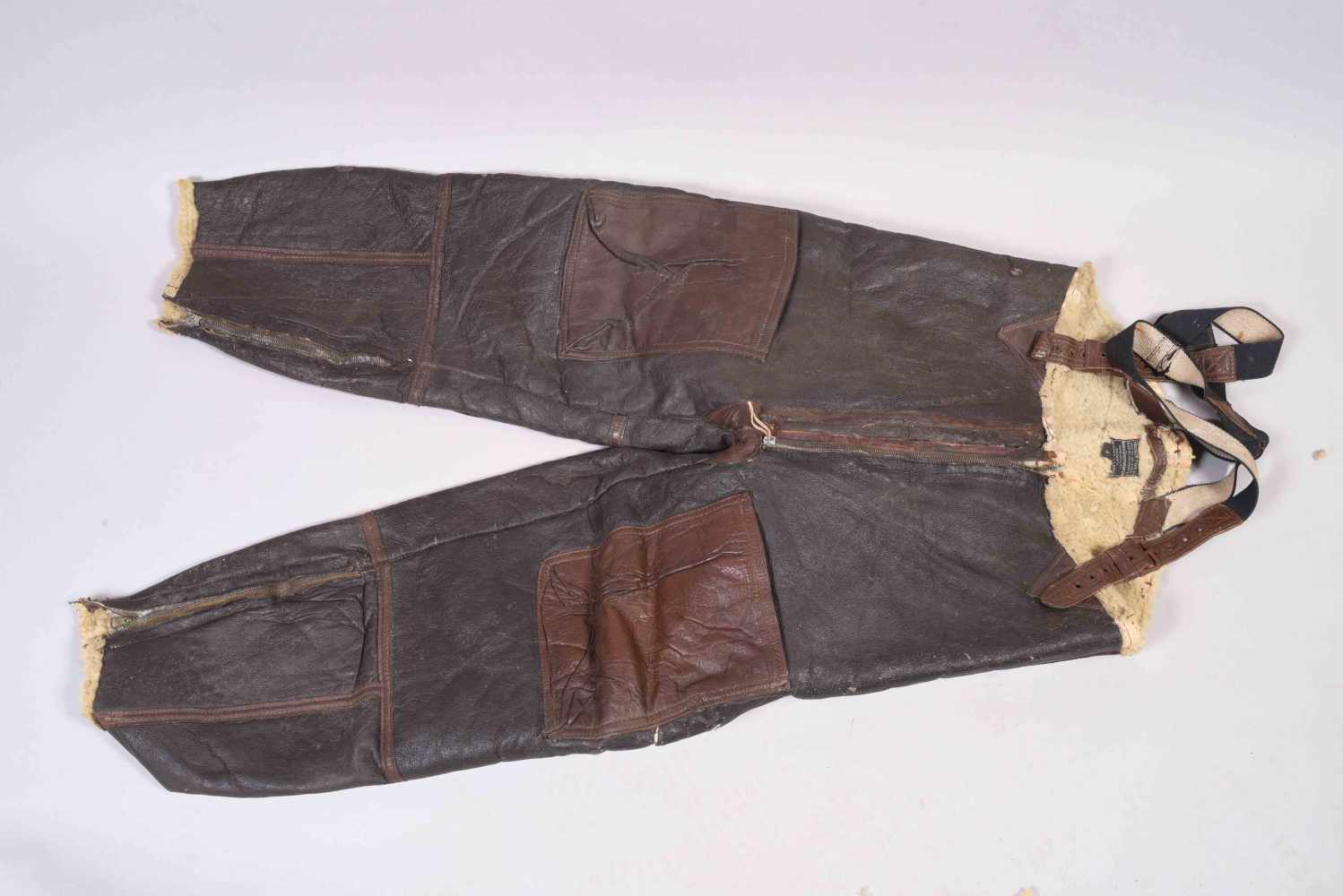 US- Pantalon d’équipage de Bombardier de l’USAAF de type B1 en mouton retourné, avec ses bretelles