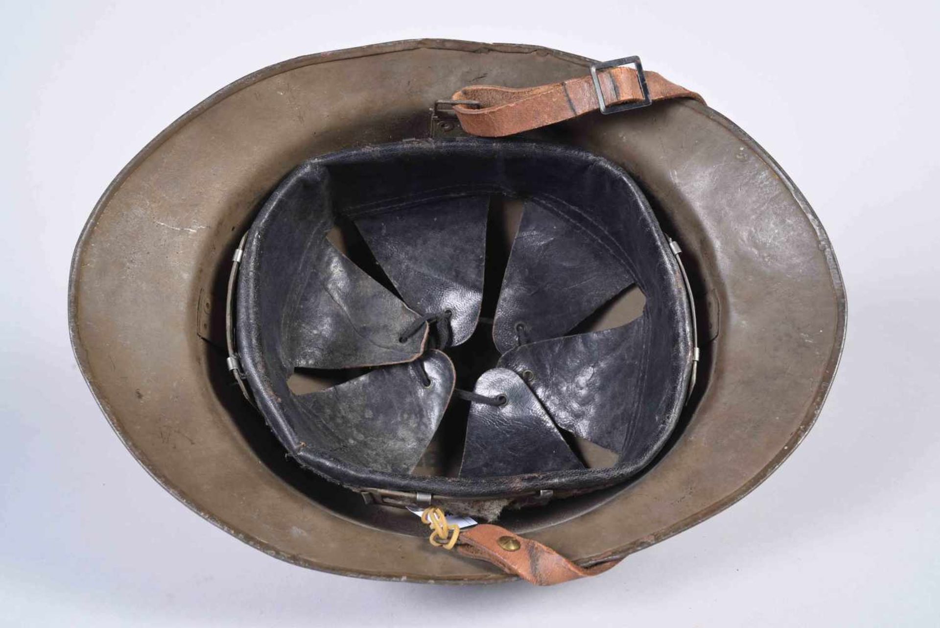 Casque Adrian modèle 26. Attribut de l’artillerie modèle 37. Fabricant M.A.M.OU Marseille 1938. - Bild 6 aus 7