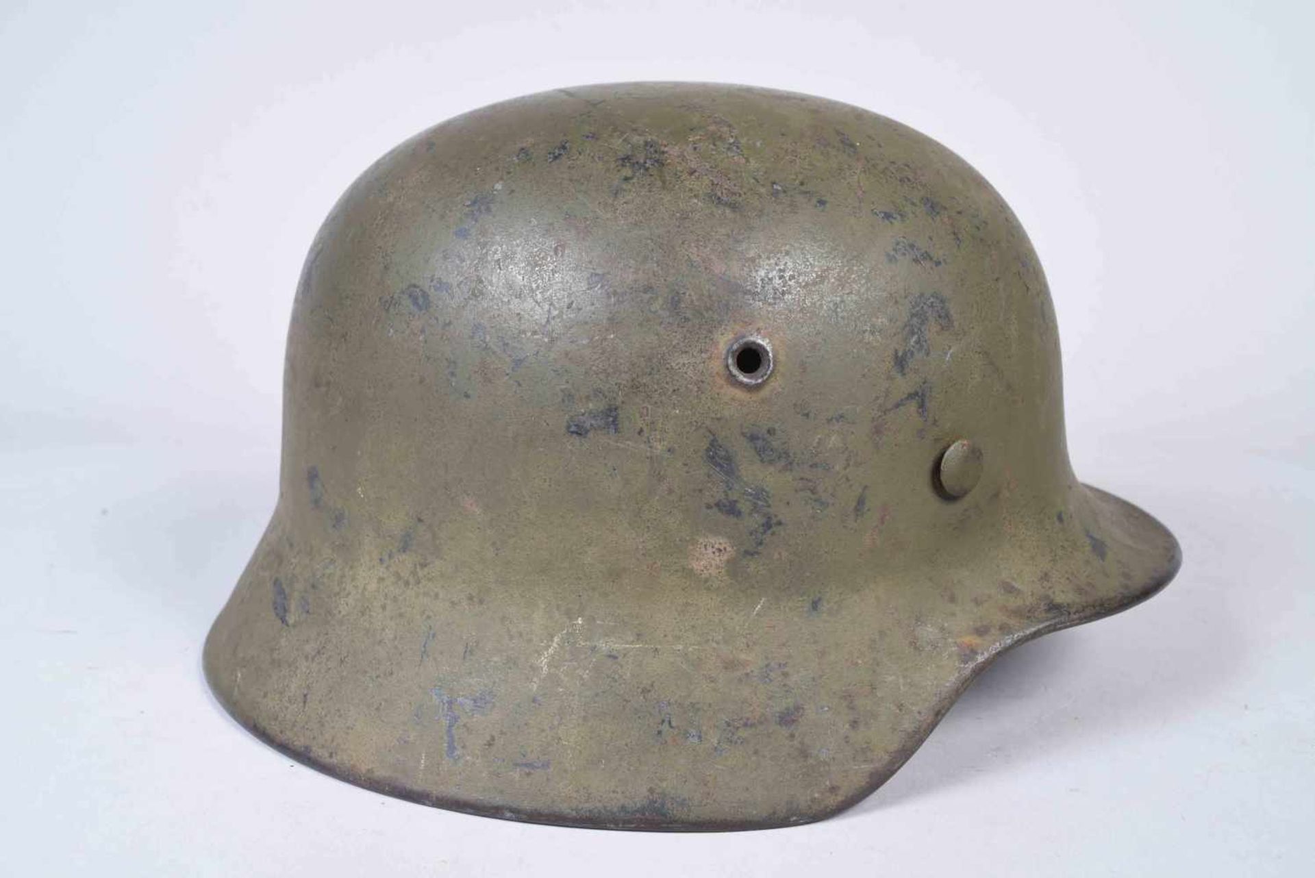 Casque Allemand modèle 1940. Fabricant ET62. N° de série 842. Peinture d'usine bleue recouverte d' - Bild 5 aus 7