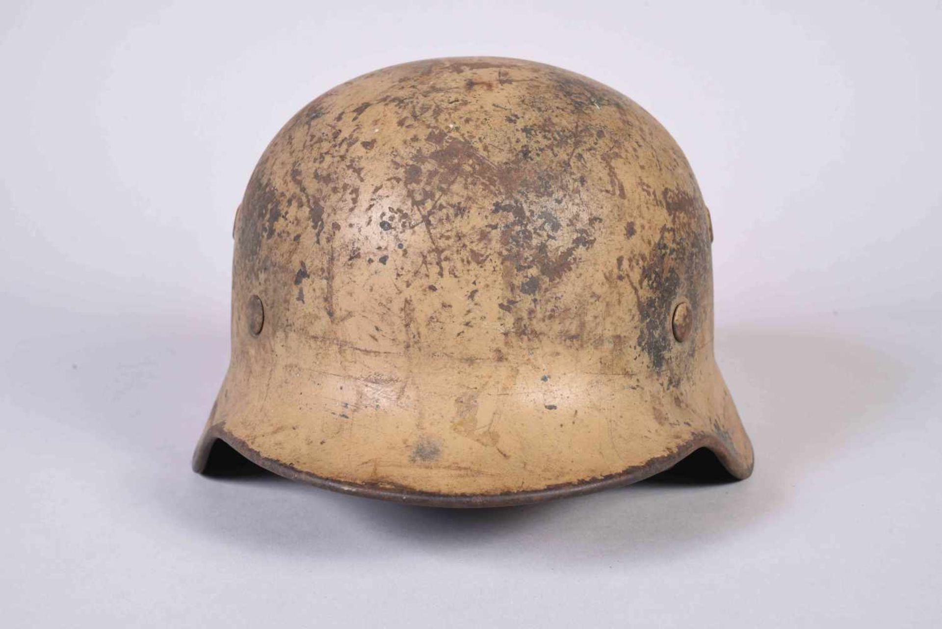 Casque Allemand Modèle 40 armée de Terre (HEER). Fabriquant Q64 le n° de série n’est pas visible.