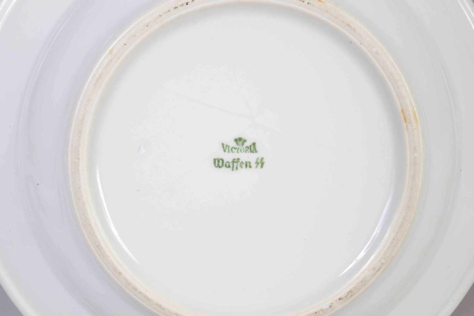 All- Assiette creuse en porcelaine portant au dos les marques Victoria et Waffen XX. Diamètre 23,5 - Bild 2 aus 2
