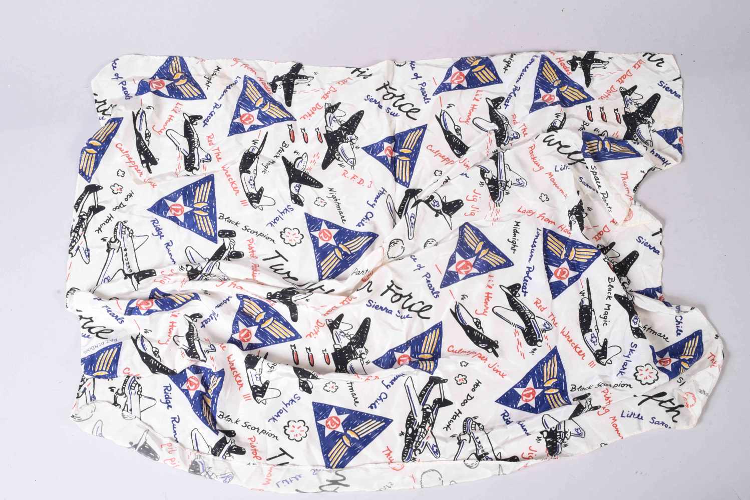 USA- Foulard en soie imprimée de la 12nd Air Force à motif de silhouettes d’avion et des noms de