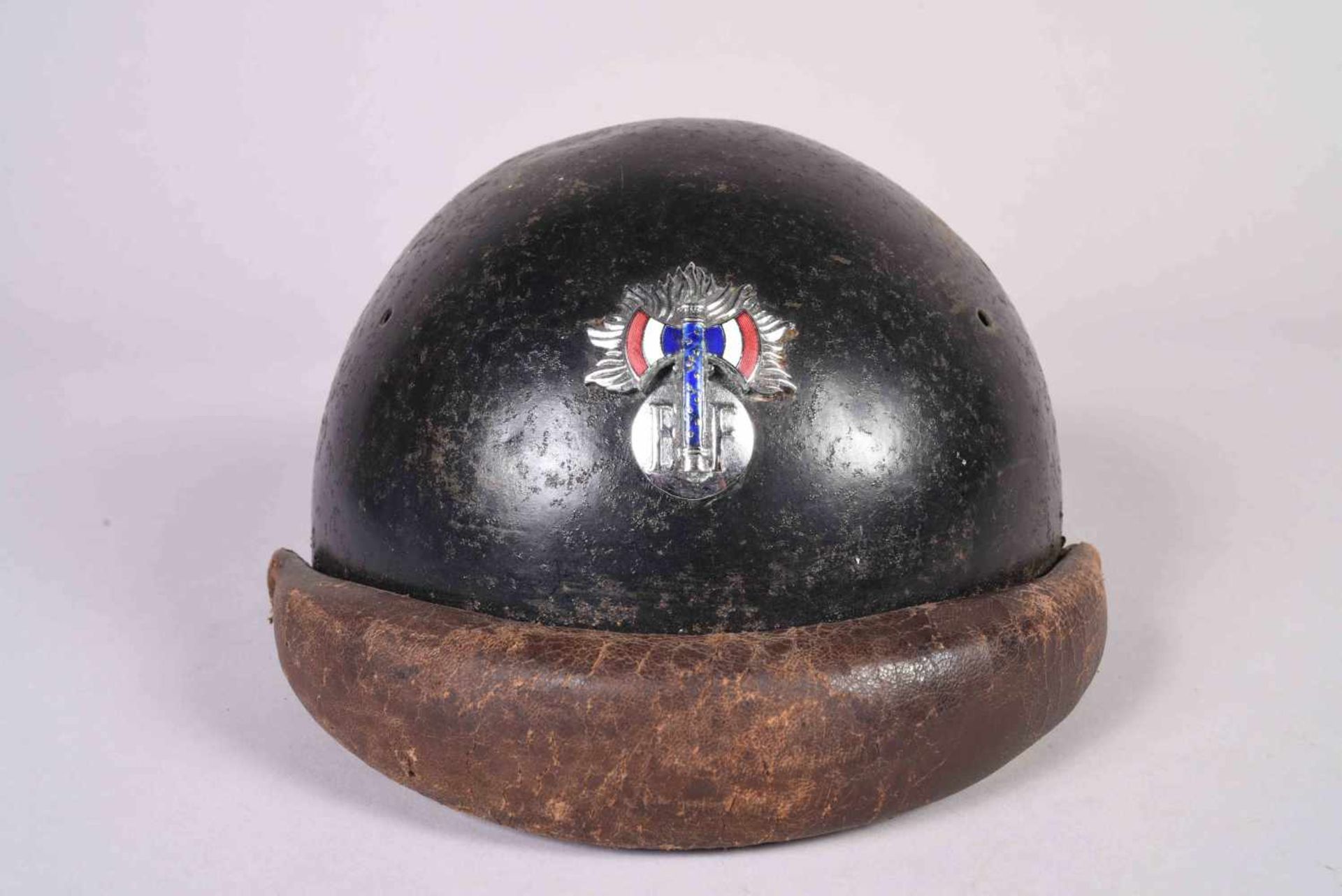 Casque motorisé modèle 1935 avec attribut de la Garde du Maréchal. Attribut en métal rehaussé d’